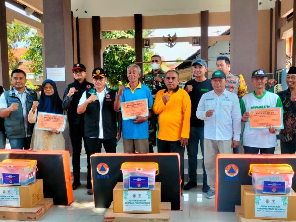 Sekda Serahkan Bantuan Material dan Sembako untuk Korban Angin Kencang di Mojokerto