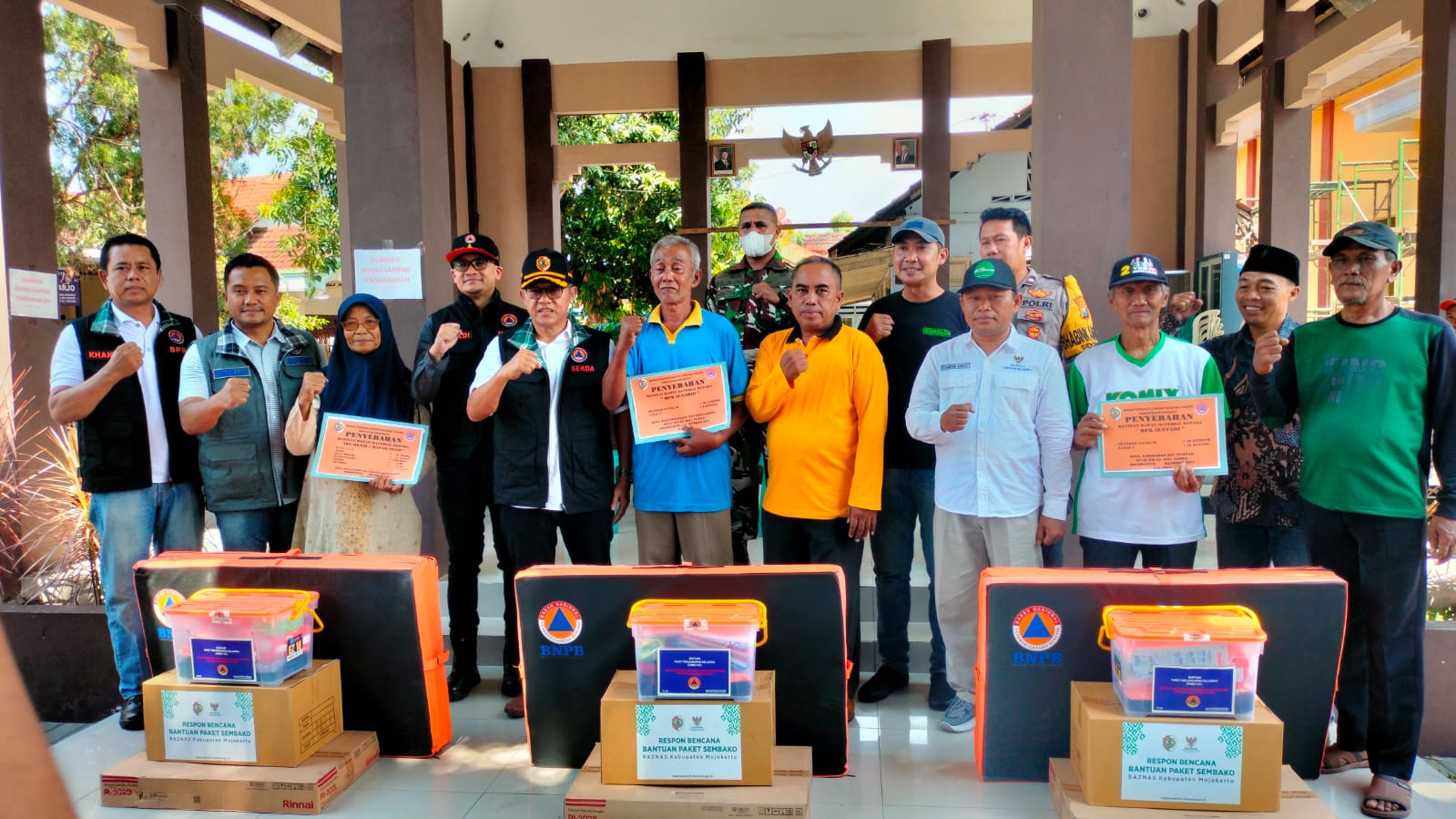 Sekda Serahkan Bantuan Material dan Sembako untuk Korban Angin Kencang di Mojokerto Sekda Serahkan Bantuan Material dan Sembako untuk Korban Angin Kencang di Mojokerto
